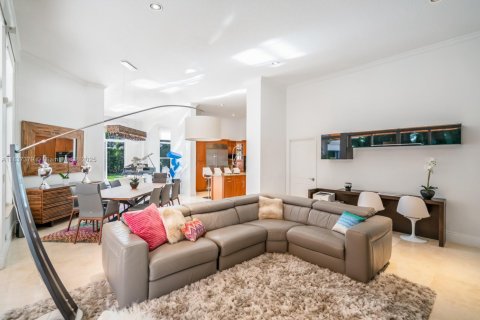 Снять в аренду виллу или дом в Уэстон, Флорида 5 спален, 356.19м2, № 1822202 - фото 10