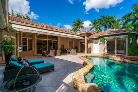 Снять в аренду виллу или дом в Уэстон, Флорида 5 спален, 356.19м2, № 1822202 - фото 23