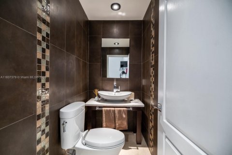 Снять в аренду виллу или дом в Уэстон, Флорида 5 спален, 356.19м2, № 1822202 - фото 20