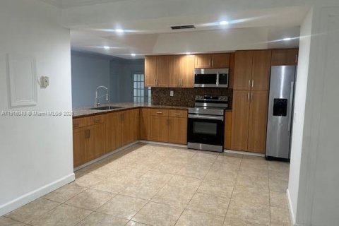 Casa en venta en Miramar, Florida, 4 dormitorios, 215.63 m2 № 2018784 - foto 13