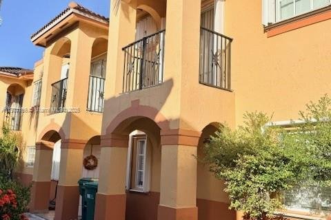 Townhouse in Hialeah Gardens, Florida 3 bedrooms, 109.62 sq.m. № 1951462 - photo 1