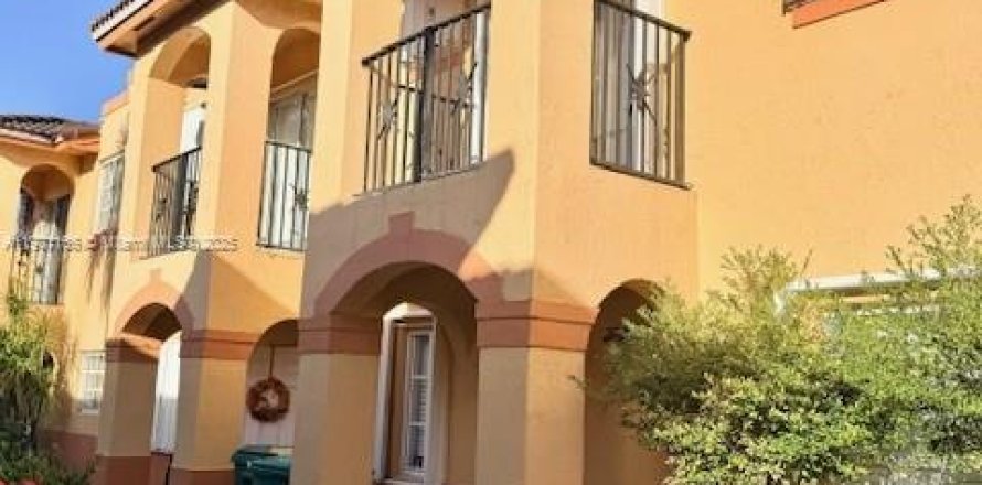 Townhouse in Hialeah Gardens, Florida 3 bedrooms, 109.62 sq.m. № 1951462