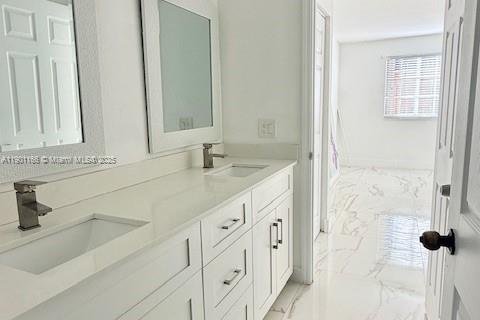 Townhouse in Hialeah Gardens, Florida 3 bedrooms, 109.62 sq.m. № 1951462 - photo 14