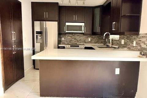 Townhouse in Hialeah Gardens, Florida 3 bedrooms, 109.62 sq.m. № 1951462 - photo 5
