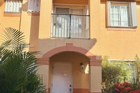 Townhouse in Hialeah Gardens, Florida 3 bedrooms, 109.62 sq.m. № 1951462 - photo 3