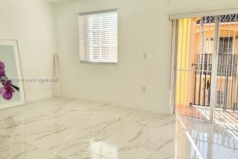 Townhouse in Hialeah Gardens, Florida 3 bedrooms, 109.62 sq.m. № 1951462 - photo 7