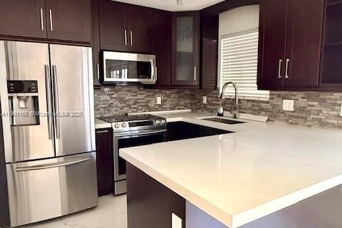 Townhouse in Hialeah Gardens, Florida 3 bedrooms, 109.62 sq.m. № 1951462 - photo 4