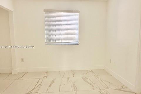 Townhouse in Hialeah Gardens, Florida 3 bedrooms, 109.62 sq.m. № 1951462 - photo 15