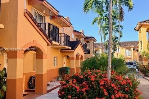 Townhouse in Hialeah Gardens, Florida 3 bedrooms, 109.62 sq.m. № 1951462 - photo 2