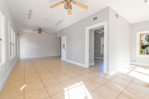 Commercial property in New Smyrna Beach, Florida 165.27 sq.m. № 1722728 - photo 8