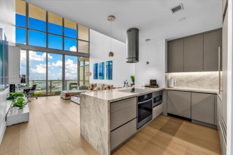 Condo in Miami, Florida, 1 bedroom  № 1934443 - photo 5