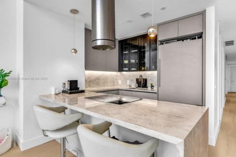 Condo in Miami, Florida, 1 bedroom  № 1934443 - photo 3