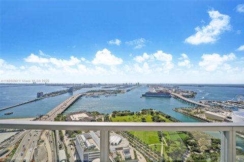 Condo in Miami, Florida, 1 bedroom  № 1934443 - photo 11