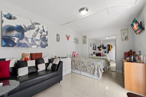 House in Hialeah, Florida 3 bedrooms, 140 sq.m. № 2001444 - photo 23