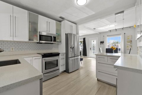 House in Hialeah, Florida 3 bedrooms, 140 sq.m. № 2001444 - photo 16