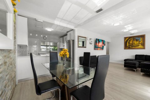 House in Hialeah, Florida 3 bedrooms, 140 sq.m. № 2001444 - photo 9