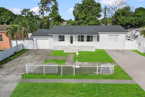 House in Hialeah, Florida 3 bedrooms, 140 sq.m. № 2001444 - photo 2