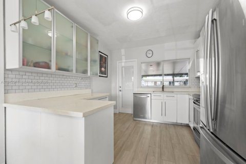 House in Hialeah, Florida 3 bedrooms, 140 sq.m. № 2001444 - photo 14