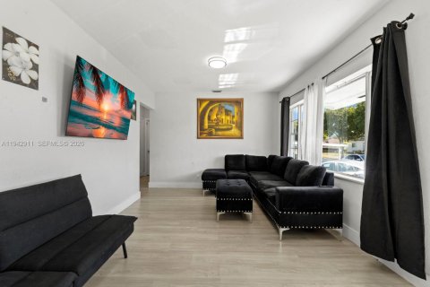 House in Hialeah, Florida 3 bedrooms, 140 sq.m. № 2001444 - photo 11