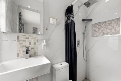 House in Hialeah, Florida 3 bedrooms, 140 sq.m. № 2001444 - photo 21