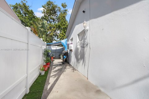 House in Hialeah, Florida 3 bedrooms, 140 sq.m. № 2001444 - photo 28