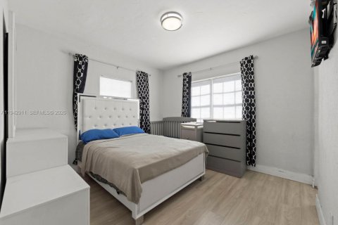 House in Hialeah, Florida 3 bedrooms, 140 sq.m. № 2001444 - photo 20