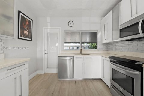 House in Hialeah, Florida 3 bedrooms, 140 sq.m. № 2001444 - photo 15