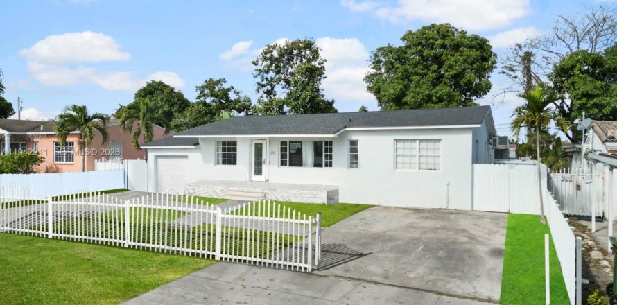 House in Hialeah, Florida 3 bedrooms, 140 sq.m. № 2001444