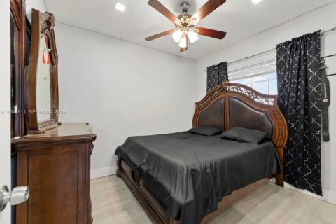 House in Hialeah, Florida 3 bedrooms, 140 sq.m. № 2001444 - photo 17