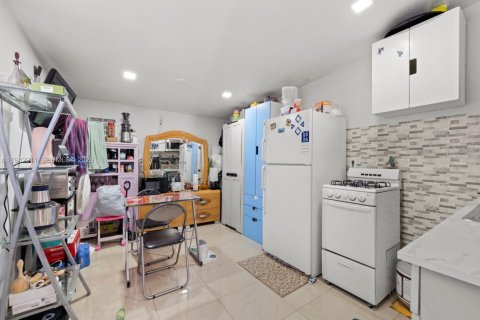 House in Hialeah, Florida 3 bedrooms, 140 sq.m. № 2001444 - photo 26