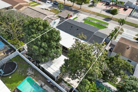 House in Hialeah, Florida 3 bedrooms, 140 sq.m. № 2001444 - photo 5