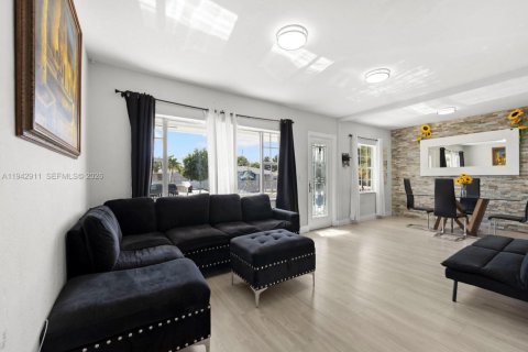 House in Hialeah, Florida 3 bedrooms, 140 sq.m. № 2001444 - photo 12