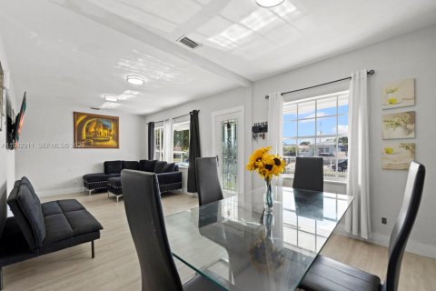 House in Hialeah, Florida 3 bedrooms, 140 sq.m. № 2001444 - photo 10