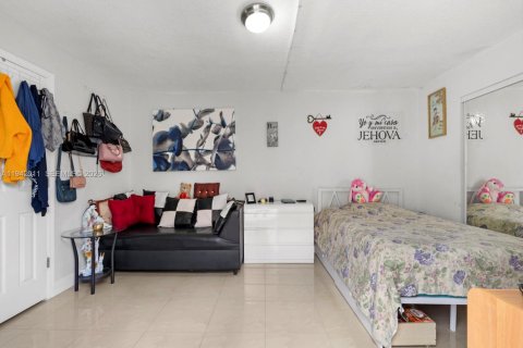 House in Hialeah, Florida 3 bedrooms, 140 sq.m. № 2001444 - photo 22