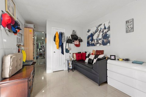House in Hialeah, Florida 3 bedrooms, 140 sq.m. № 2001444 - photo 24