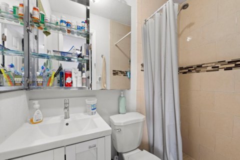 House in Hialeah, Florida 3 bedrooms, 140 sq.m. № 2001444 - photo 25