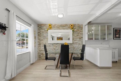 House in Hialeah, Florida 3 bedrooms, 140 sq.m. № 2001444 - photo 13