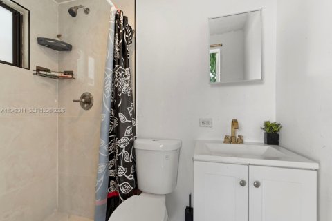 House in Hialeah, Florida 3 bedrooms, 140 sq.m. № 2001444 - photo 29