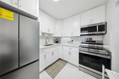 Condo in Hialeah Gardens, Florida, 1 bedroom  № 1749720 - photo 15