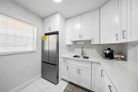 Condo in Hialeah Gardens, Florida, 1 bedroom  № 1749720 - photo 14