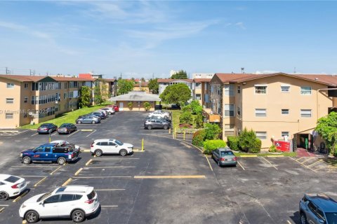 Condo in Hialeah Gardens, Florida, 1 bedroom  № 1749720 - photo 3