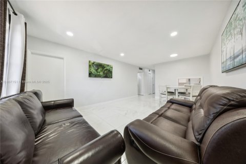 Condo in Hialeah Gardens, Florida, 1 bedroom  № 1749720 - photo 19