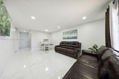 Condo in Hialeah Gardens, Florida, 1 bedroom  № 1749720 - photo 17