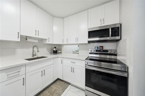 Condo in Hialeah Gardens, Florida, 1 bedroom  № 1749720 - photo 9