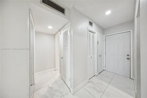 Condo in Hialeah Gardens, Florida, 1 bedroom  № 1749720 - photo 21