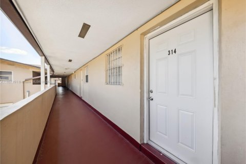 Condo in Hialeah Gardens, Florida, 1 bedroom  № 1749720 - photo 7