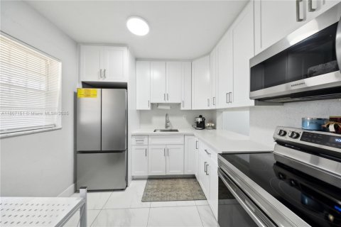 Condo in Hialeah Gardens, Florida, 1 bedroom  № 1749720 - photo 20