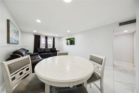 Condo in Hialeah Gardens, Florida, 1 bedroom  № 1749720 - photo 18