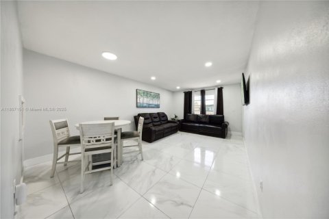 Condo in Hialeah Gardens, Florida, 1 bedroom  № 1749720 - photo 16