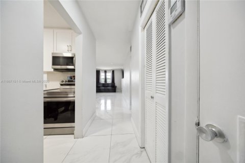 Condo in Hialeah Gardens, Florida, 1 bedroom  № 1749720 - photo 8